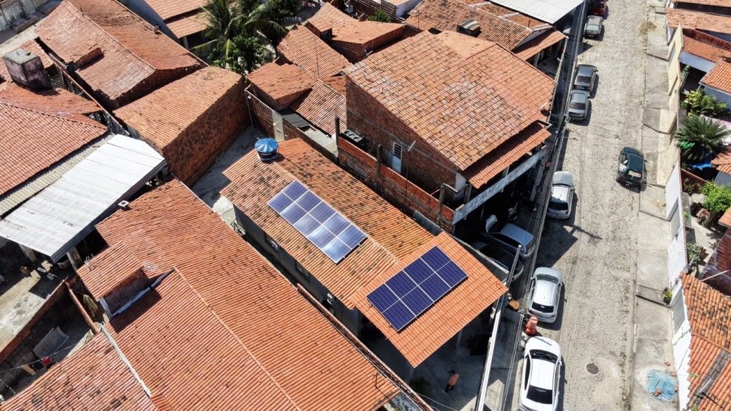Painéis solares em residência no Ceará